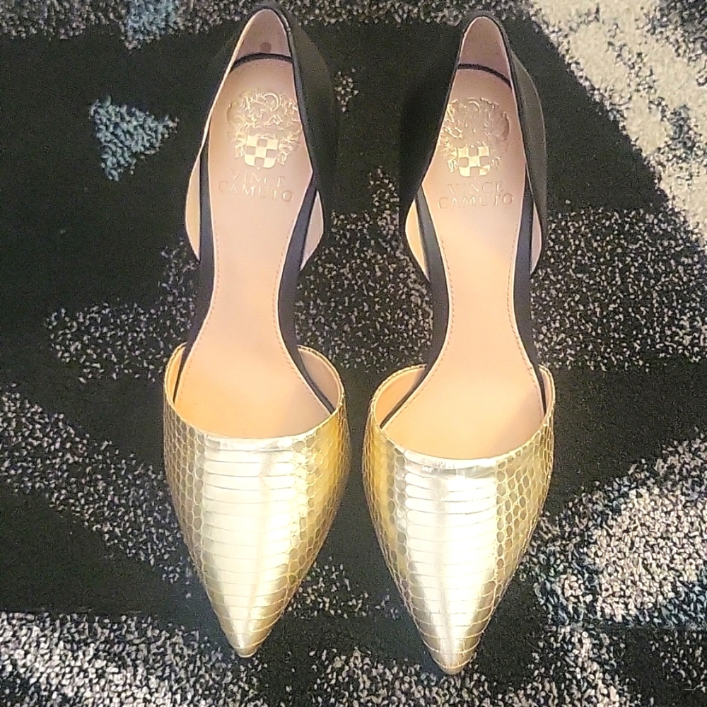Vince Camuto pointed toe heel shoes
